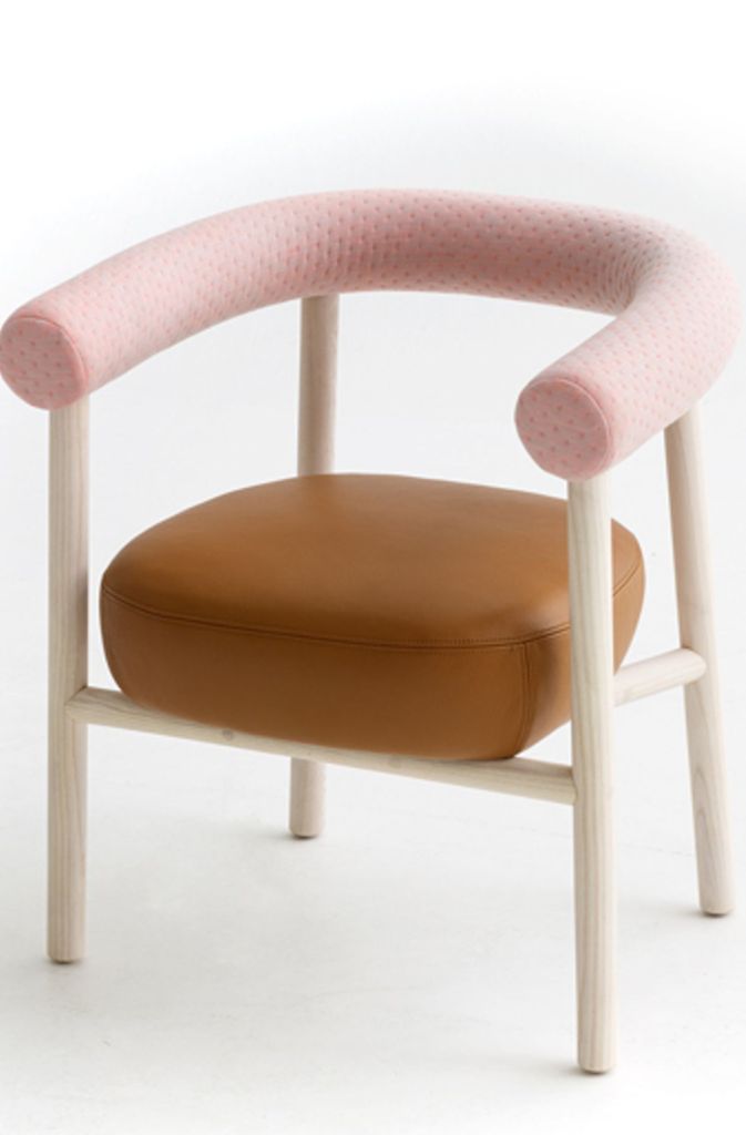 Von der Kollektion „Pipe“ für Moroso gibt es auch einen Esstisch zum Stuhl.