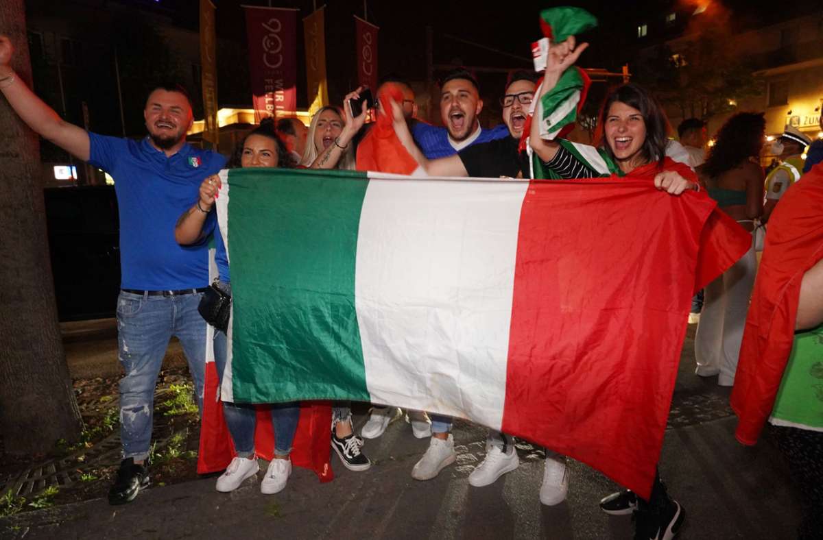 ...begeisterte italienische Fans auf die Straße gegangen.