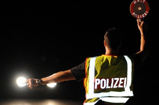 Auf der B10 bei Plochingen ist ein 55-Jähriger mit seinem BMW ins Schleudern geraten und über die Leitplanke geschanzt. Der Mann blieb unverletzt. (Symbolfoto) Foto: dpa