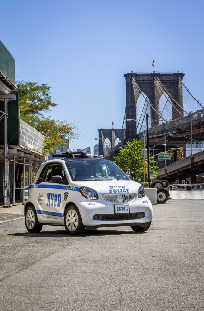 Die New Yorker Polizei (NYPD) will ihre Smartflotte künftig bei der Kontrolle von Schulen und von Parkraum einsetzen. Hier steht ein Exemplar vor der Brooklyn Bridge.