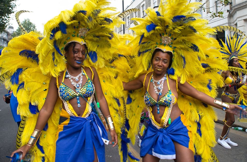 ... einige Besucher schwenkten jamaikanische Fahnen und zeigten Outfits, die in karibischen Ländern beim Karneval zu sehen sind.