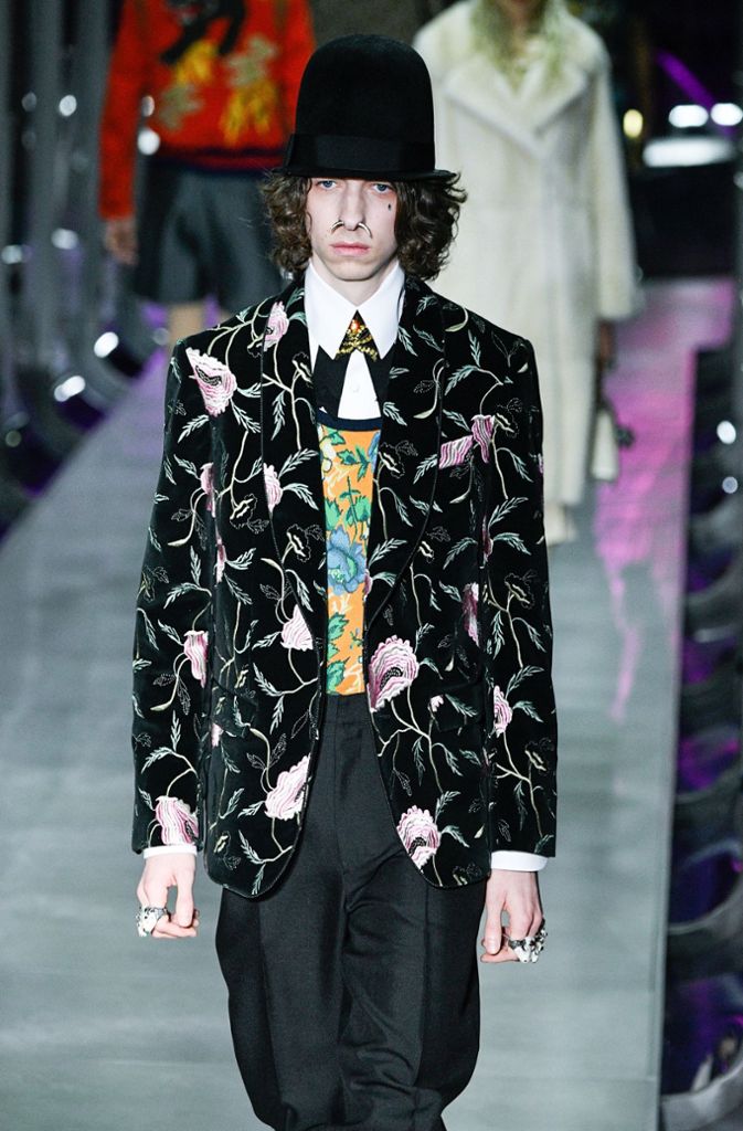 Das berühmte Modelabel Gucci allerdings widersetzte sich dem Trend und stach mit extrem ausgefallenen Outfits heraus.