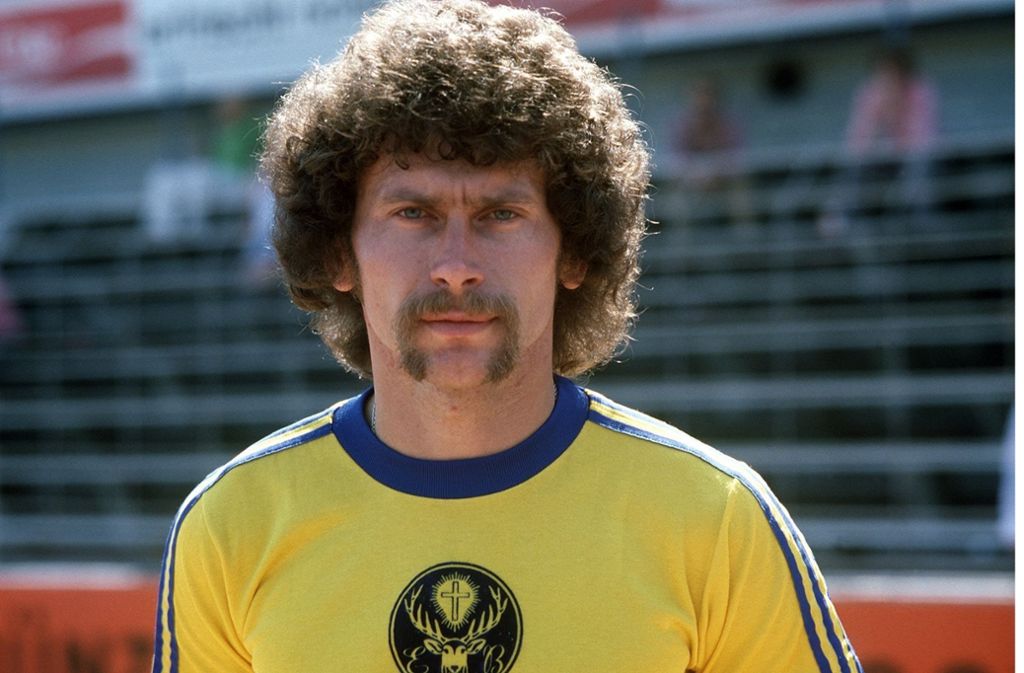 Paul Breitner, geboren 1951, spielte von 1970 bis 1974 und von 1978 bis 1983 für den FC Bayern. Dazwischen war er in Spanien bei Real Madrid und eine Saison bei Eintracht Braunschweig unter Vertrag. 1972 wurde er Europameister, 1974 Weltmeister.