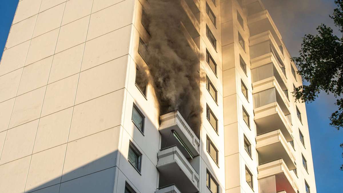 Brand in Hochhaus in Stuttgart-Vaihingen: Gebäude muss evakuiert werden – vier Verletzte