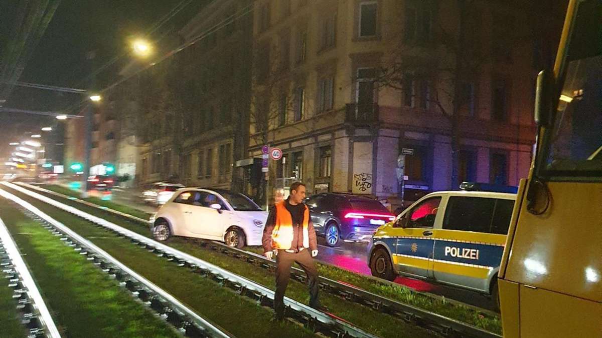 Unfall in Stuttgart: Auto landet nach Zusammenstoß in Gleisen