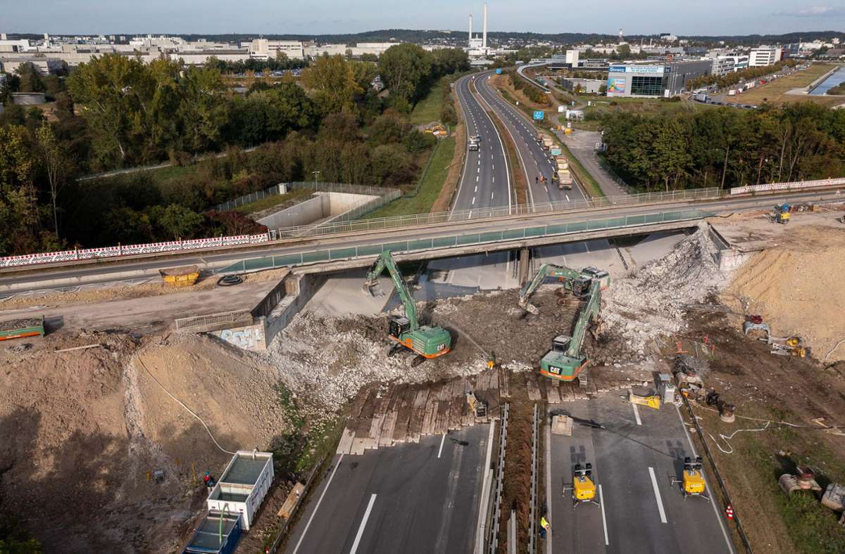 Anfang Oktober 2021 wurde die erste Hälfte der Brücke für die Calwer Straße abgerissen, nun folgt Teil zwei. Foto: Archiv/Eibner