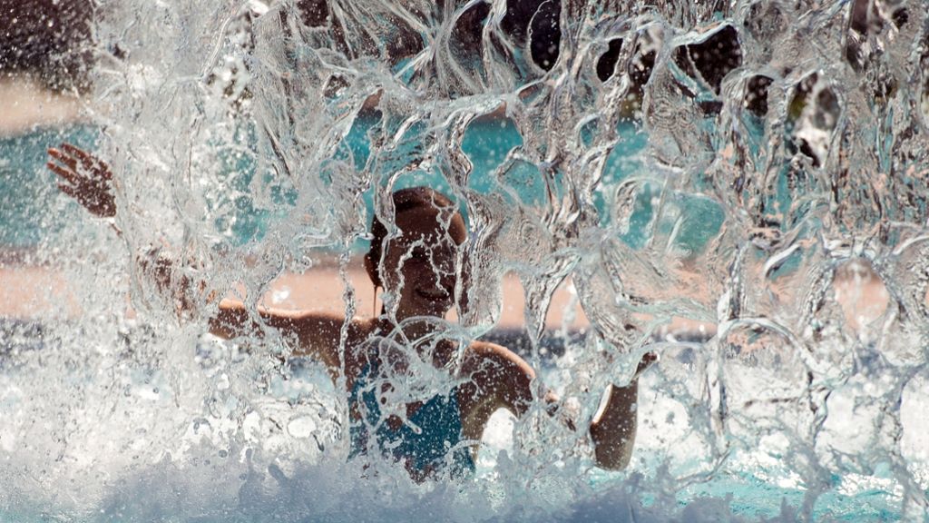 Der Spätsommer glänzt mit Höchsttemperaturen und Hitzerekorden. Eigentlich bestes Schwimmbadwetter, doch die Freibadsaison ist beendet. Karin Rudolph von den Bäderbetrieben Stuttgart erklärt im Interview, warum das so ist und wo Sie doch noch draußen schwimmen können.