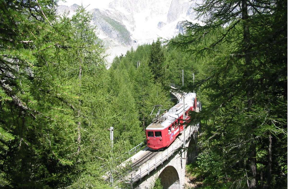Frankreich: Die Chemin de fer du Montenvers ist eine Zahnradbahn, die von Chamonix auf den 1913 Meter hohen Montenvers führt. Sie überwindet dabei auf einer Länge von 5,1 Kilometern einen Höhenunterschied von 871 Metern. Die Eröffnung der ersten Sektion fand am 9. August 1908 statt.