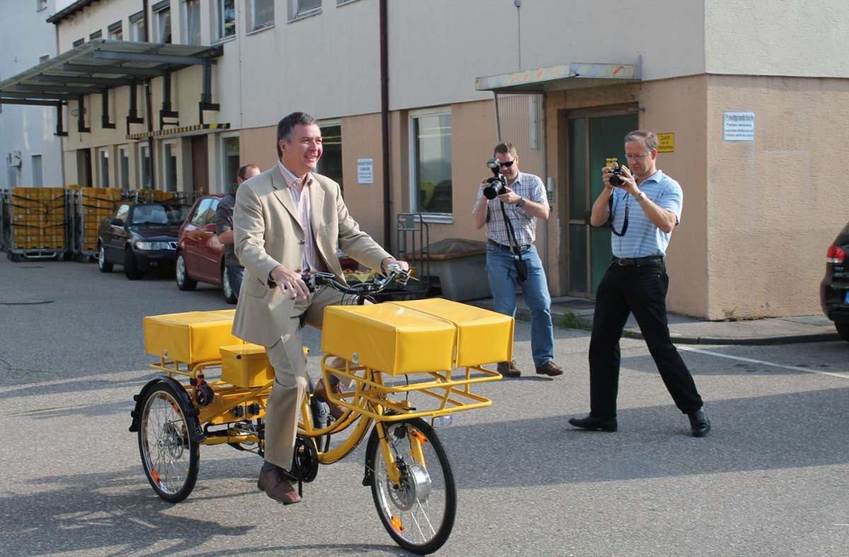 Ein Foto aus dem Archiv: Der frühere OB Christoph Palm setzt sich auf das neue E-Bike der Post.