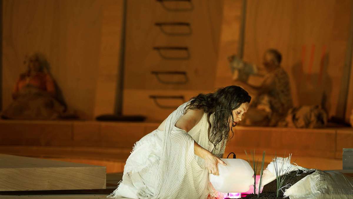  Die Stuttgarter Oper verzahnt optisch und musikalisch einen Text von Elfriede Jelinek mit Gustav Mahlers Abschiedsepos „Das Lied von der Erde“. 