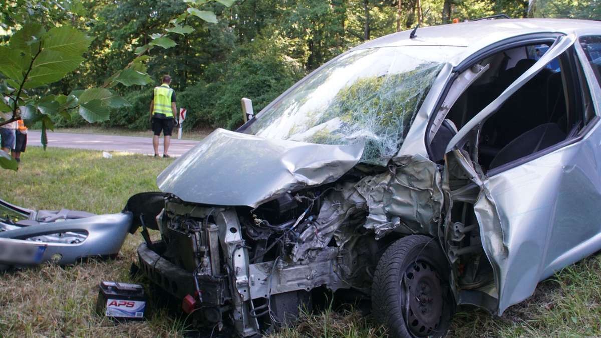  Ein 54 Jahre alter Autofahrer hat bei einem Unfall im Enzkreis lebensgefährliche Verletzungen erlitten. Er war frontal in einen Lkw gekracht. 
