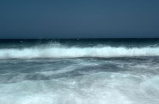 Die Seestücke von Frank Paul Kistner wirken wie Malerei, bei der das Weiß der Wellen mit trockener Farbe getupft wurde. Foto: Frank Paul Kistner/F.P.K.