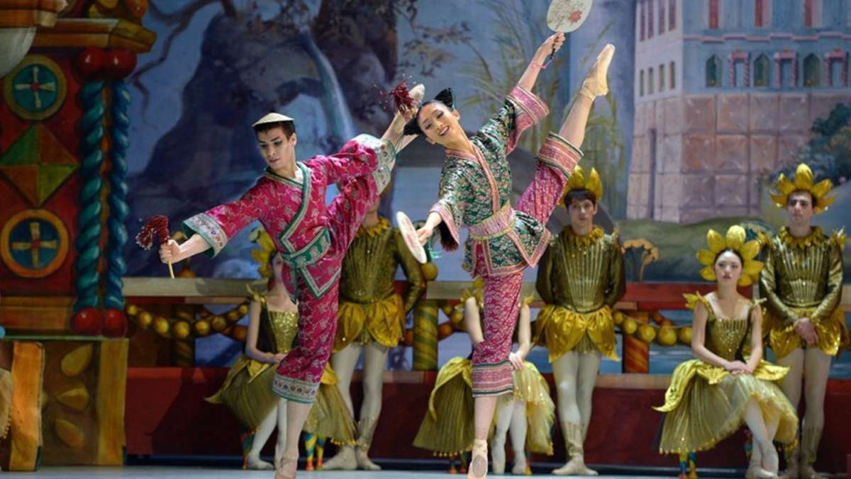  Das Berliner Staatsballett verzichtet auf seinen Weihnachtsklassiker. Sind Teile der Inszenierung nicht mehr vertretbar, wie die kommissarische Ballettdirektorin meint? 