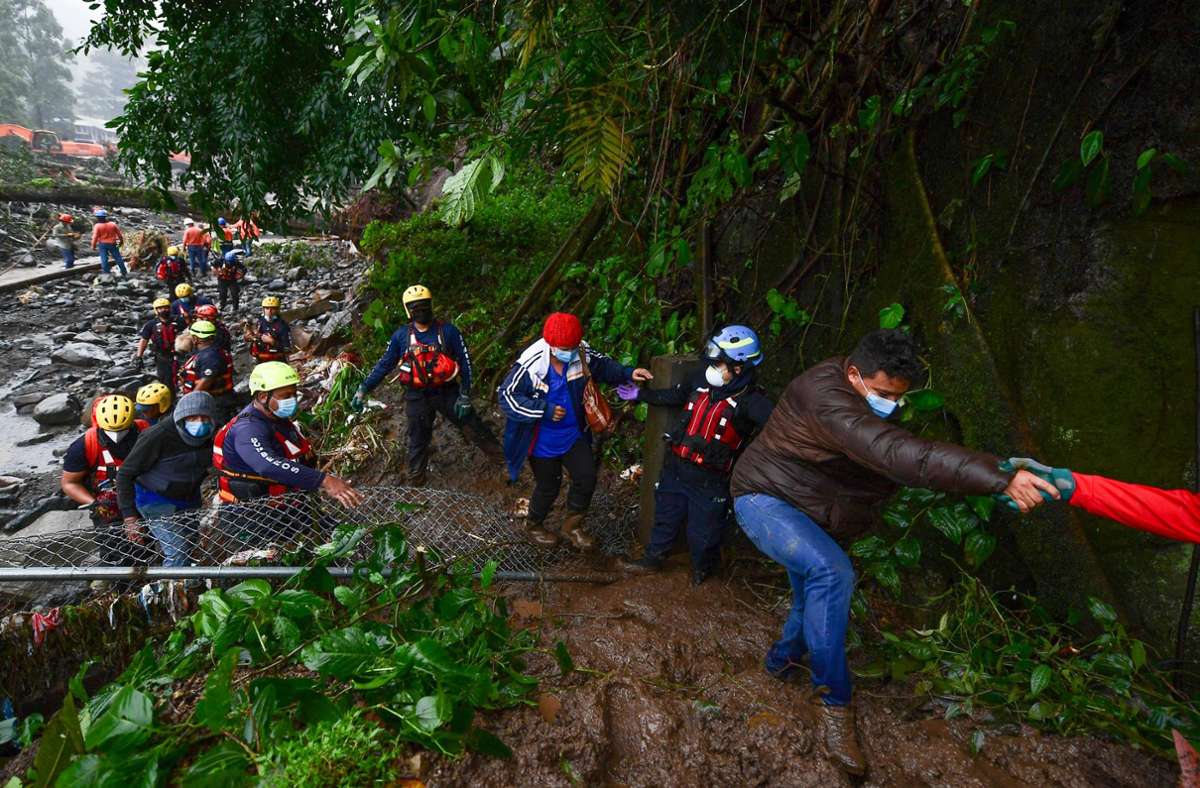 Rettungskräfte helfen in Bambito in Panama bei Evakuierungsarbeiten.