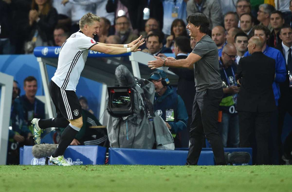 Mit einem 2:0 gegen die Ukraine startete die deutsche Nationalmannschaft in das EM-Turnier 2016. Shkodran Mustafi (19.) und Bastian Schweinsteiger (90.) trafen. Endstation war im Halbfinale gegen Frankreich (0:2). Zuvor hatte es im Viertelfinale ein 6:5 nach Elfmeterschießen gegen Italien gegeben. Den Titel holte sich Portugal durch ein 1:0 nach Verlängerung im Finale gegen Frankreich.