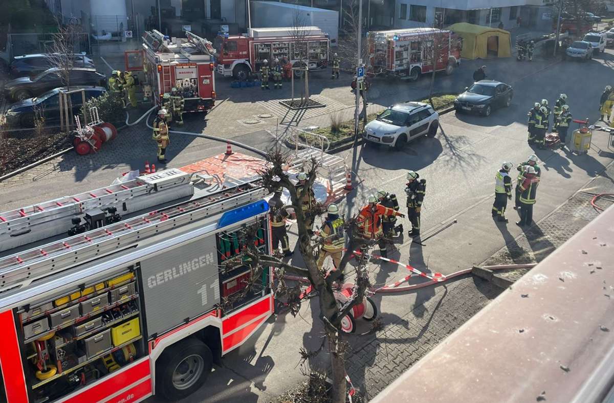 Bei einer Verpuffung in einem Firmengebäude in Gerlingen sind drei Personen verletzt worden.
