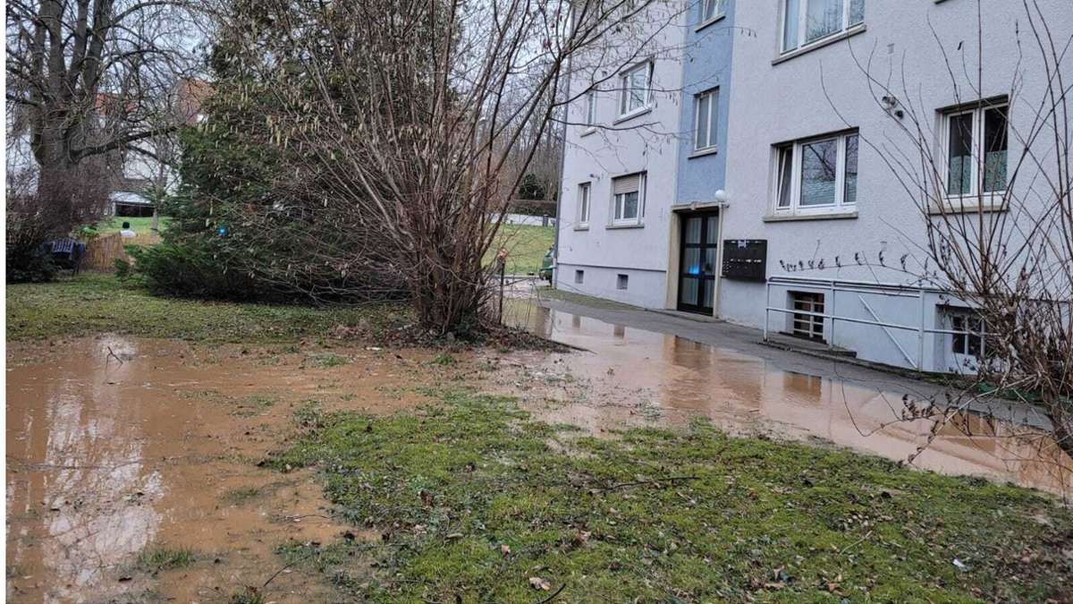 Wasserrohrbruch in Bad Cannstatt: Wasser sprudelt aus dem Boden – sechs Gebäude betroffen