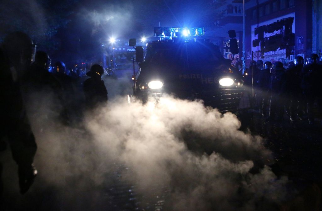 Die Polizei setzte während und nach der Autonomen-Kundgebung Wasserwerfer ein, ...