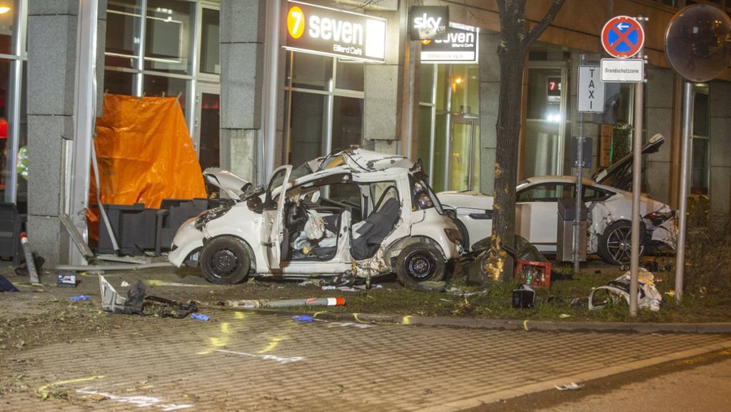 Unfall mit Mietwagen in Stuttgart: Sportwagen wohl mit Tempo 80 bis 100 unterwegs