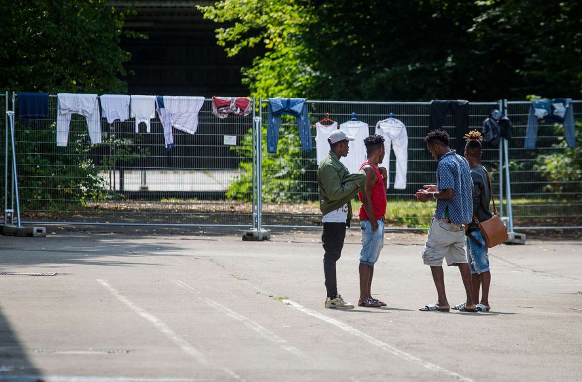 24. 8. 2018, Baden-Württemberg, Sigmaringen: Eine Gruppe junger Flüchtlinge unterhält sich auf dem Gelände der Lea in Sigmaringen.