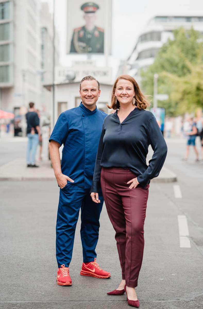 Ein perfektes Team, geschiedene Eheleute: Tim und Marie-Anne Raue am Checkpoint Charlie in Berlin, wo ihr renommiertes Restaurant ist.