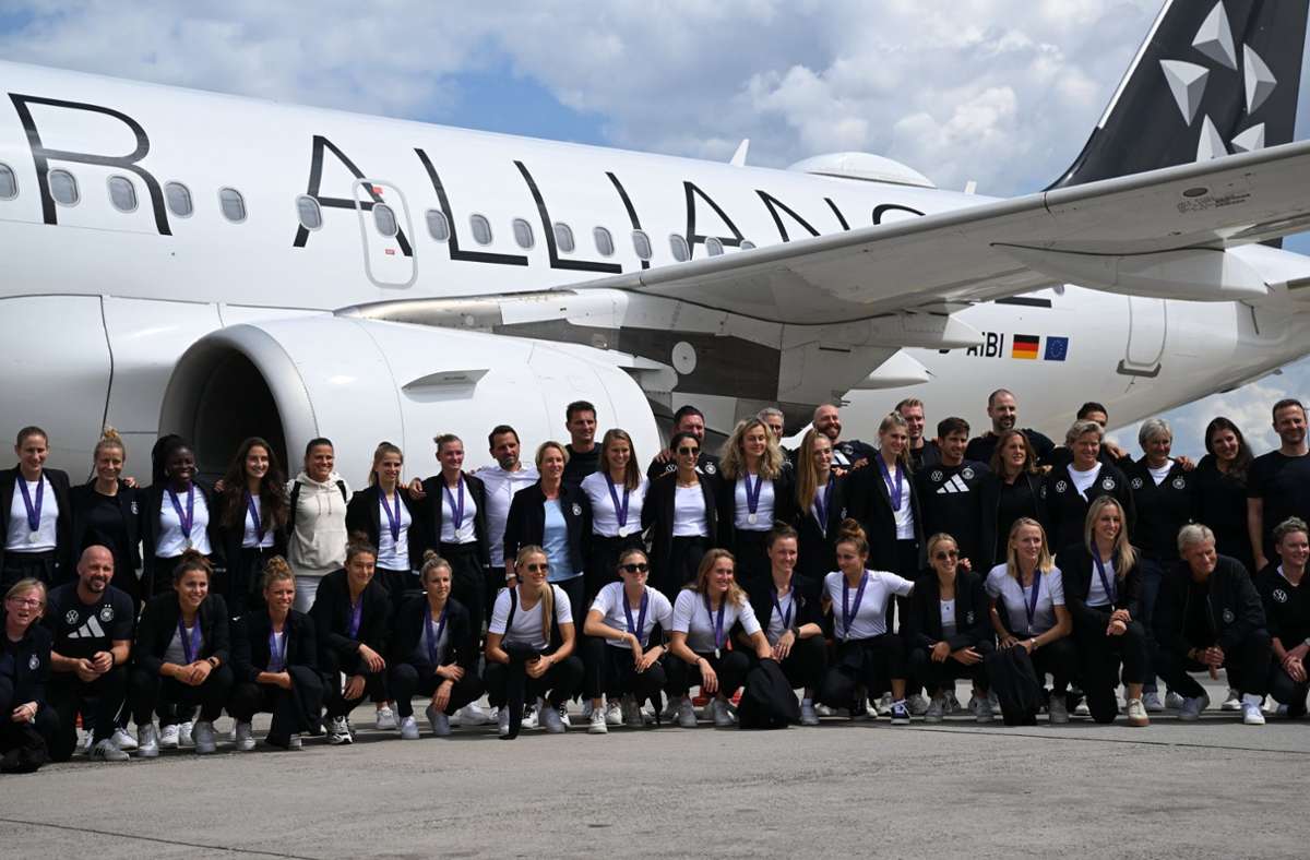 ... mit den Vize-Europameisterinnen an Bord am Montagnachmittag auf dem Flughafen in Frankfurt/Main.