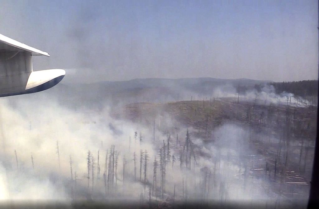 Im Kampf gegen die verheerenden Waldbrände in Sibirien hat das russische Militär seine Löscheinsätze begonnen.