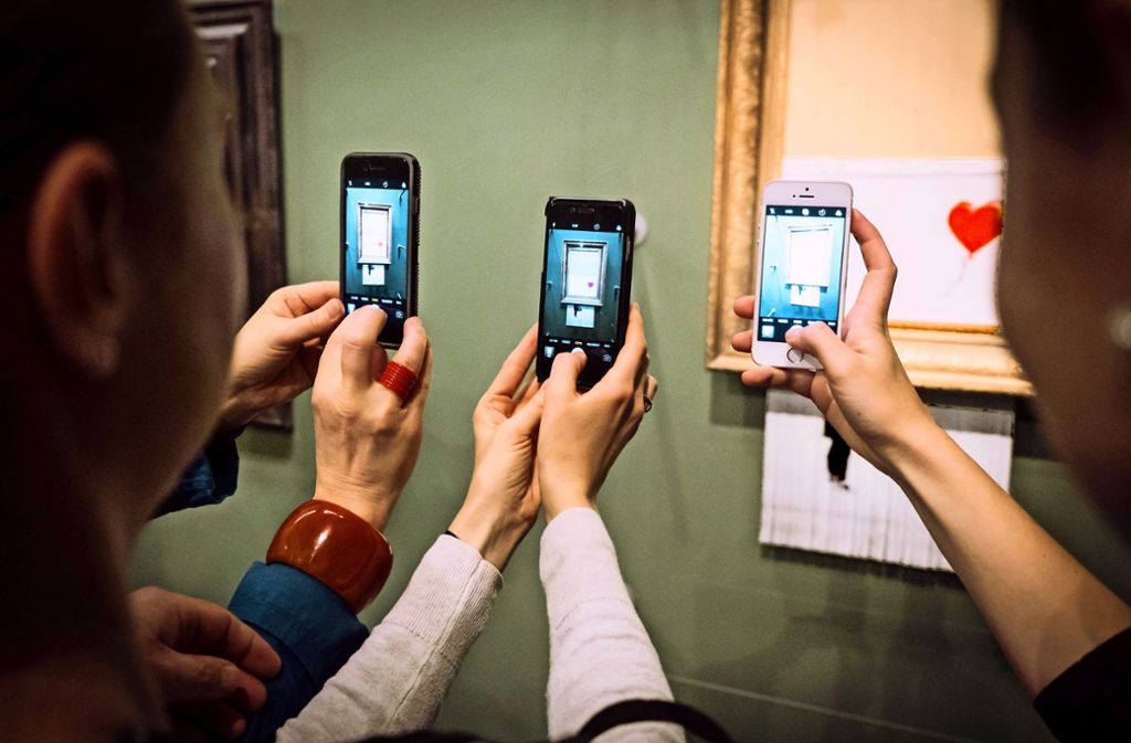 Wow-Effekt im Museum: Die Staatsgalerie besuchen und das spektakuläre Banksy-Werk „Love is in the Bin“ bestaunen.