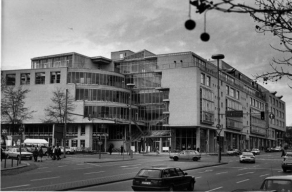 Nicht nur Volkshochschule, sondern ein ganzes Bildungszentrum und kultureller Veranstaltungsort: 1991 wird der Treffpunkt Rotebühlplatz eröffnet.