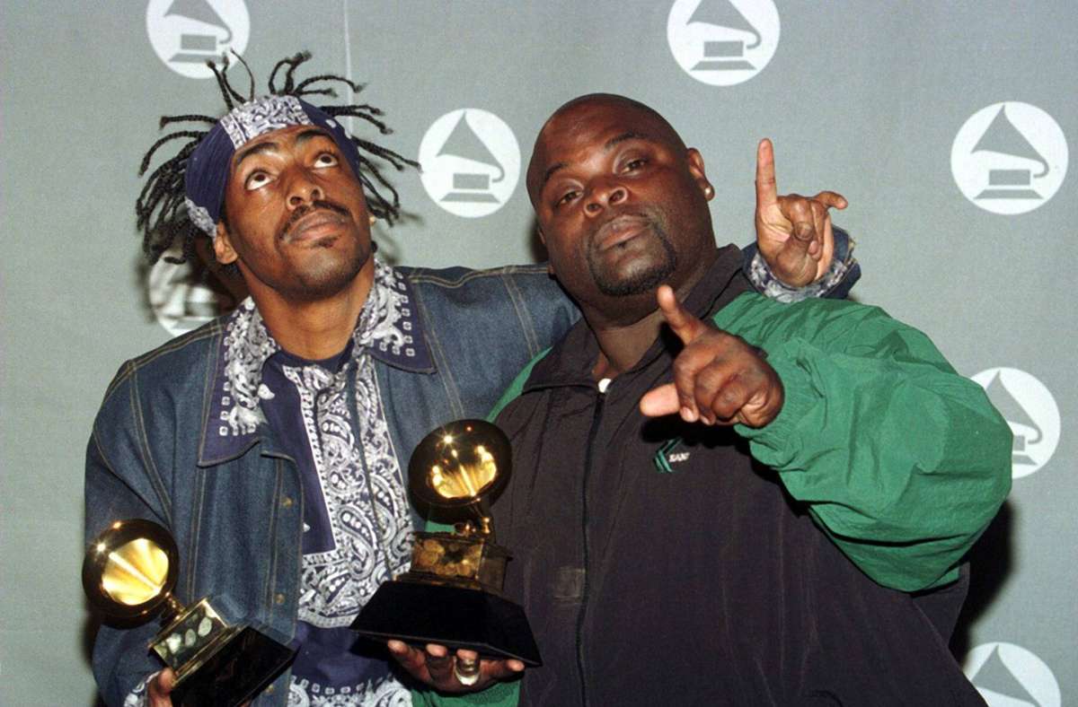 Der Rapper Coolio (links) und der Sänger L.V. 196 bei der Grammy-Verleihung in Los Angeles mit ihren Trophäen für „Gangsta’s Paradise“