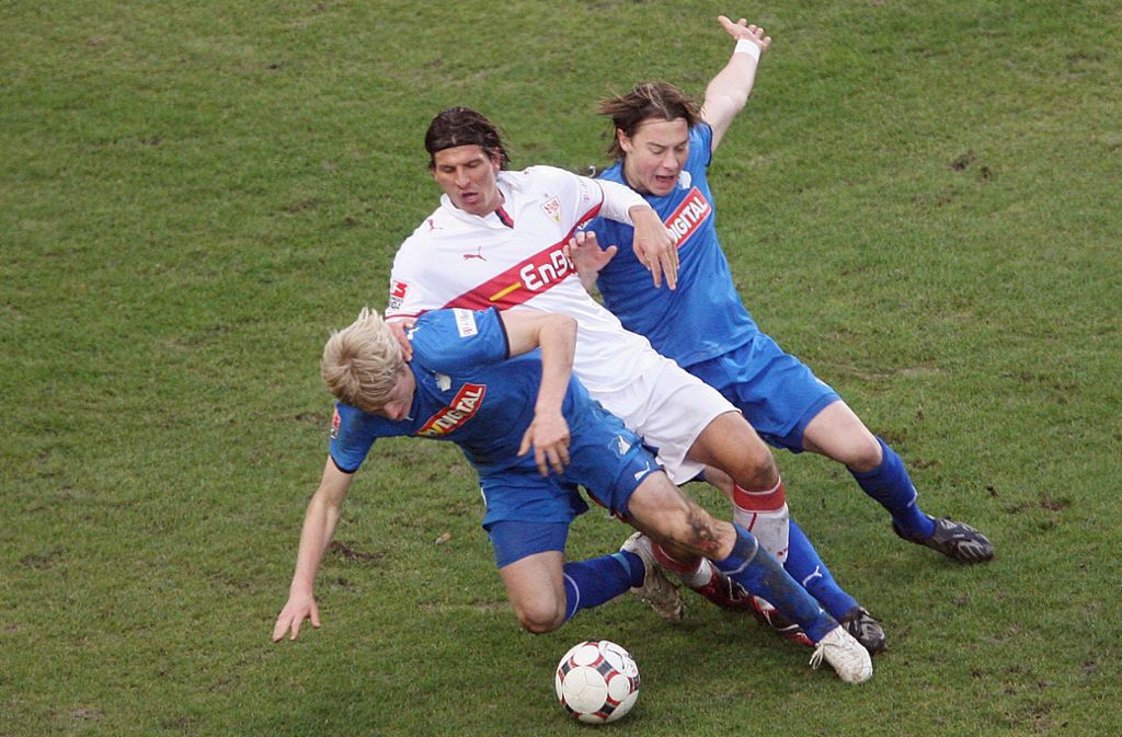 Zwei, die vom VfB nach Hoffenheim wechselten: Andreas Beck (vorne) und Matthias Jaissle, die hier im Februar 2009 Mario Gomez in die Zange nehmen.
