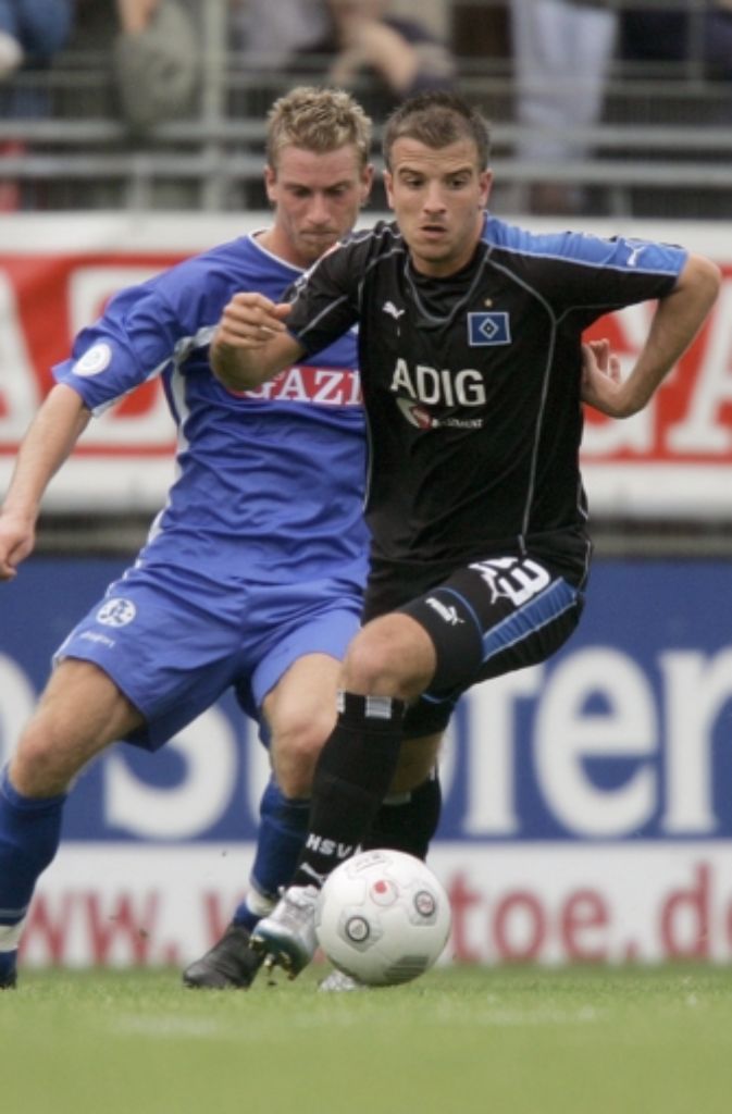 In der Saison 2005/06 gibt es erneut ein Duell mit einem der großen deutschen Traditions-Clubs. Der Hamburger SV mit Rafael Van der Vaart (re.) gastiert in der ersten Runde in Stuttgart.