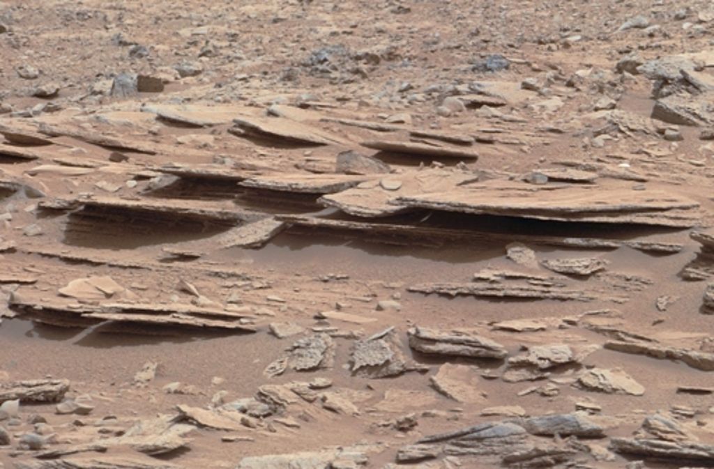 Die Nasa-Forscher geben allen Steinen und Formationen Namen. Diese geschichtete Anhebung wird „Shaler“ genannt. Die Farbe ist irdischen Verhältnissen angepasst; auf dem Mars sieht der Stein gelblicher aus. Curiosity hat Shaler im Dezember 2012 untersucht.