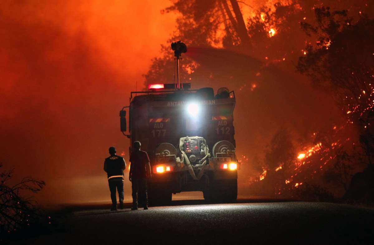 Feuerwehrleute kämpfen in der Provinz Antalya gegen die Flammen.