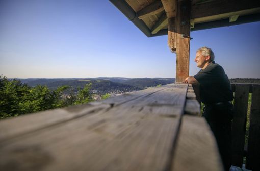 Walter Hieber ist oft auf dem Riesbergturm – der Sozialpädagoge hat sich das Hobby zum Beruf gemacht, er führt Ausflügler in den Schwäbischen Wald. Foto:  