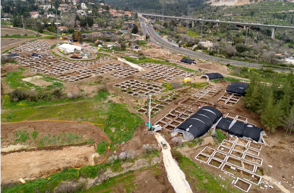 Blick auf die Überreste der  rund 9000 Jahre alten Siedlung westlich von Jerusalem in  der Nähe des Ortes Motza. Foto: Israelische Altertumsbehörde/dpa