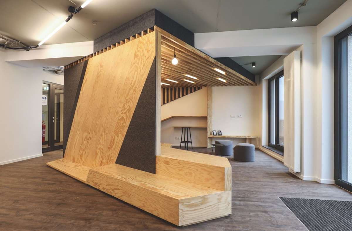Ort für Begegnungen: Raumteilendes Einbaumöbel im Bereich „Living“ in dem von Innenarchitektin Simone Jüschke gestalteten Studentenwohnheim in Berlin.