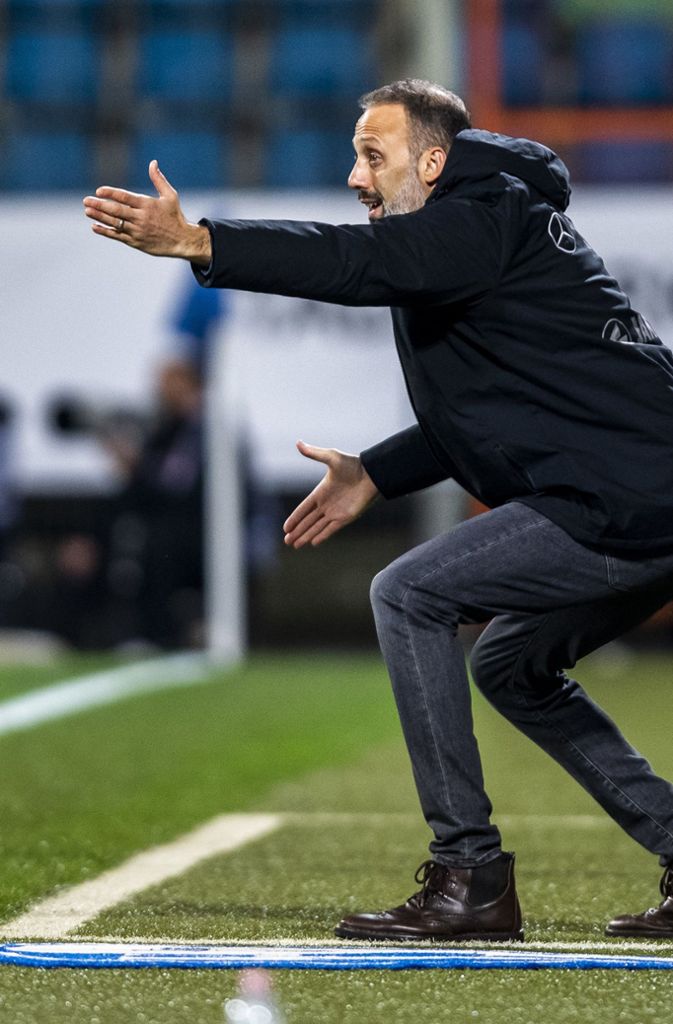 Von Außen gibt VfB-Trainer Pellegrino Matarazzo Anweisungen.