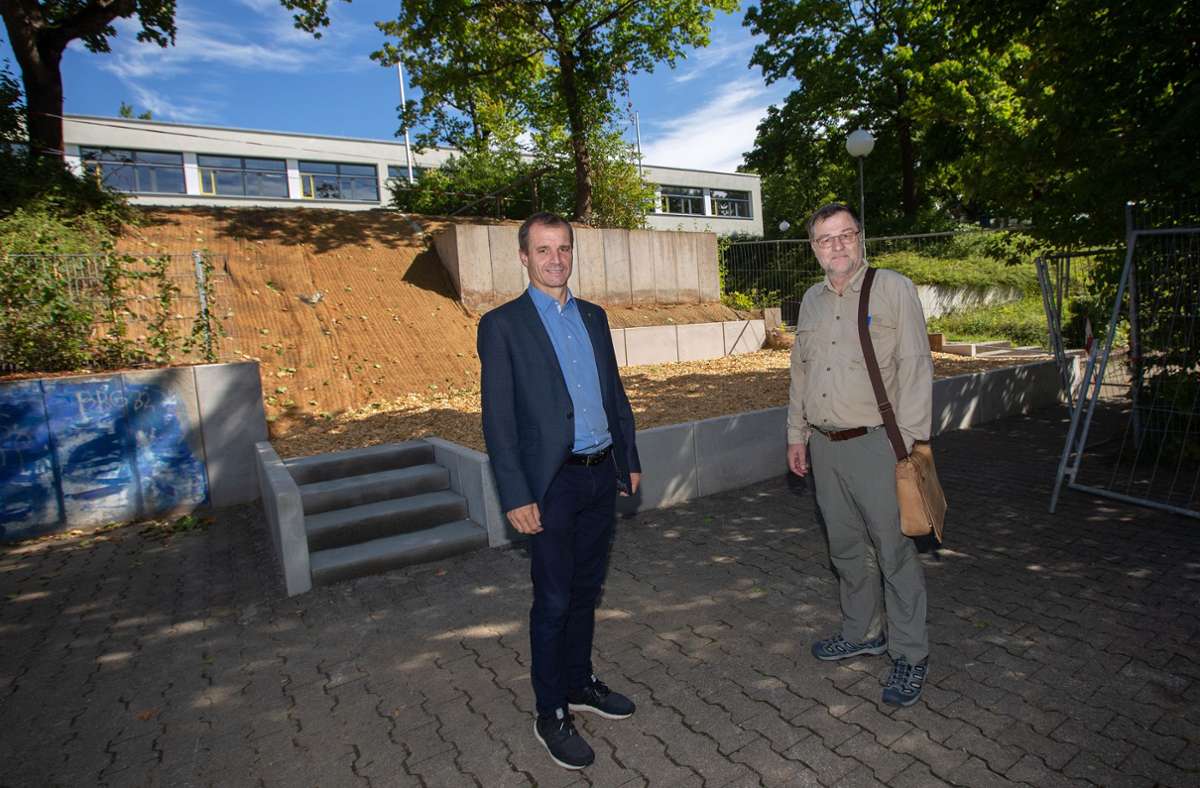 Noch fehlt die Rutsche für die neu gestaltete Böschung: Bürgermeister Frank Buß und sein Stadtbaumeister Wolfgang Kissling im unteren Pausenhof der Panoramaschule.
