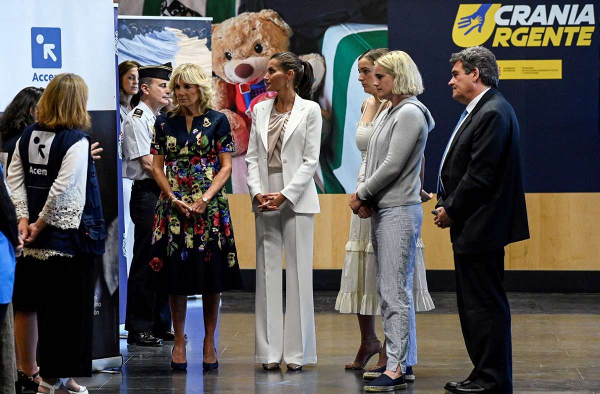 Königin Letizia von Spanien und Jill Biden sprechen mit Vertretern und Beamten während ihres Besuchs im Aufnahmezentrum.