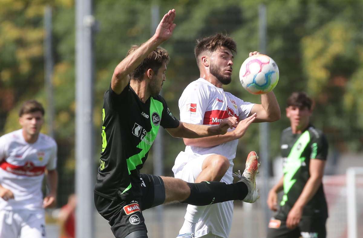 Geklärt: Gregory Karlen schlägt den Ball weg, bevor VfB-Mittelfeldmann Lilian Egloff eingreifen kann.