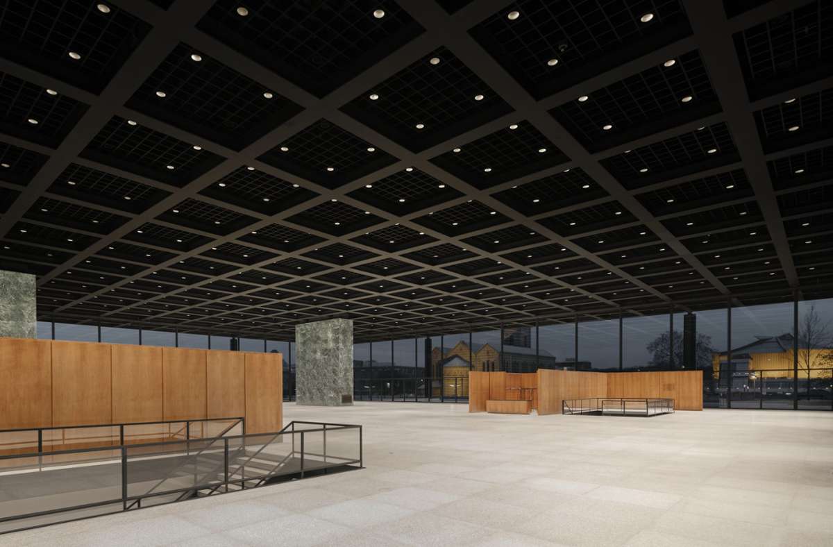 Die große Halle für Wechselausstellungen mit den symmetrisch platzierten Holzgarderoben und den Treppenabgängen.