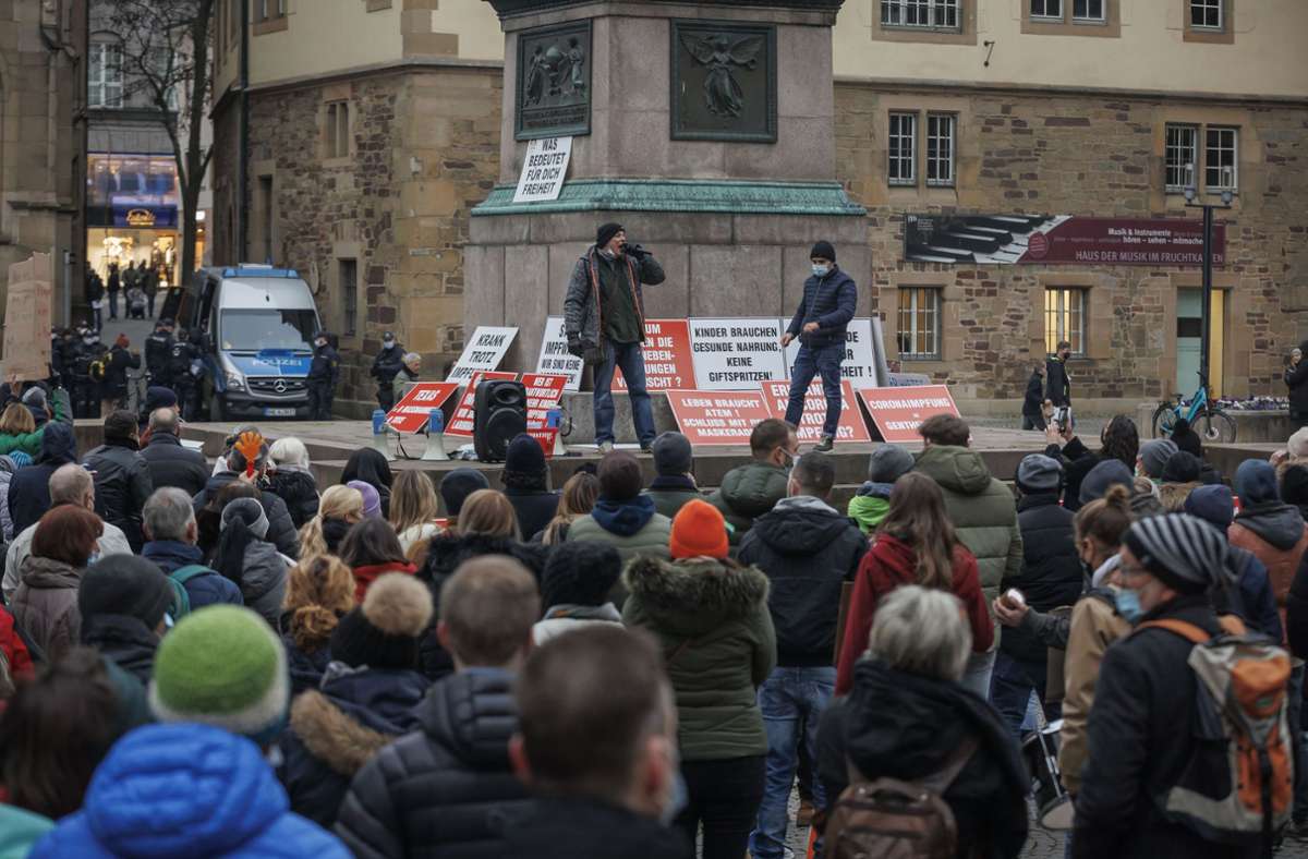 Auch auf dem Schillerplatz ist am Samstag in Stuttgart gegen die Corona-Politik protestiert worden.