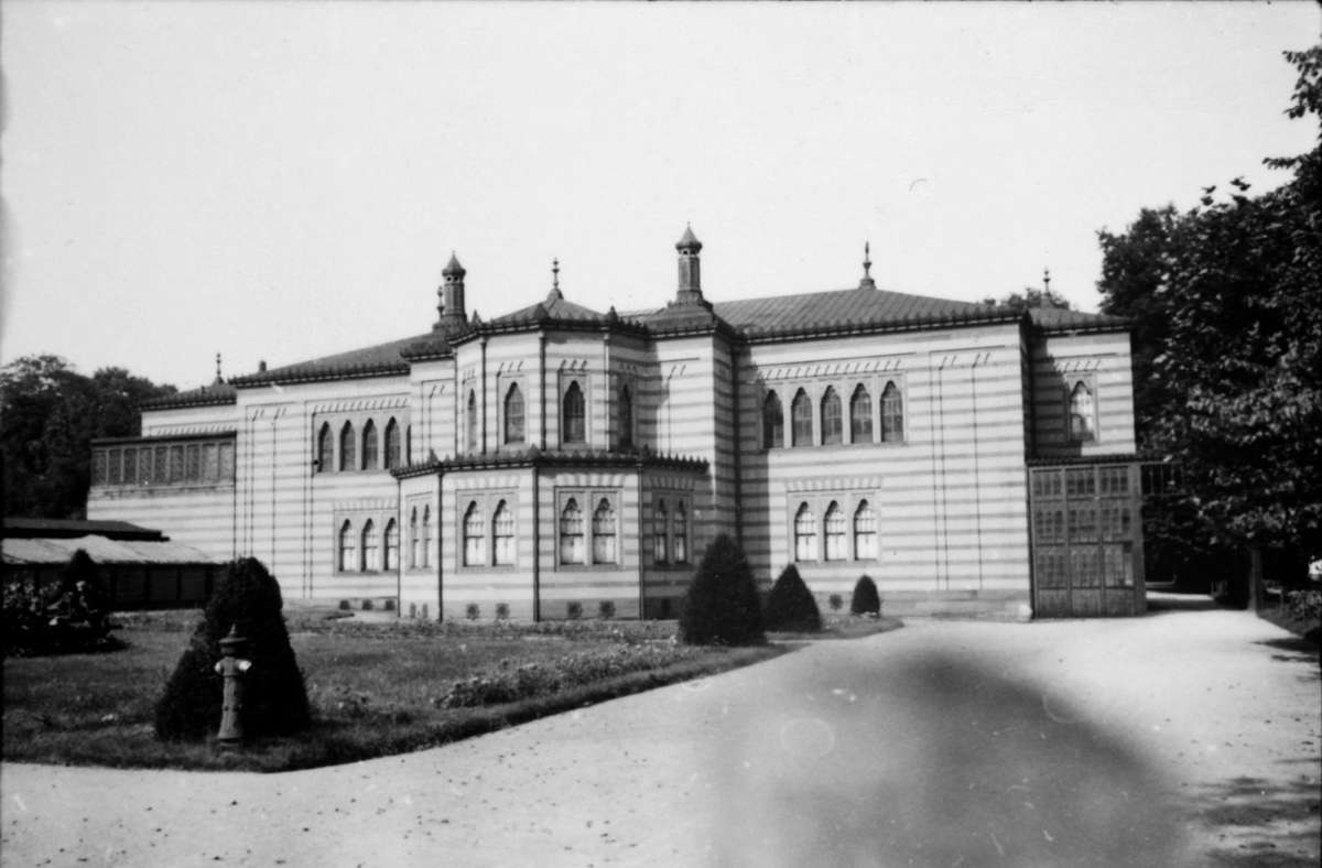 Der Maurische Festsaal wurde 1944 weitestgehend zerstört, Überreste wurden abgetragen für den Bau des Aquariums. An dieser Stelle steht heute die Krokodilhalle.