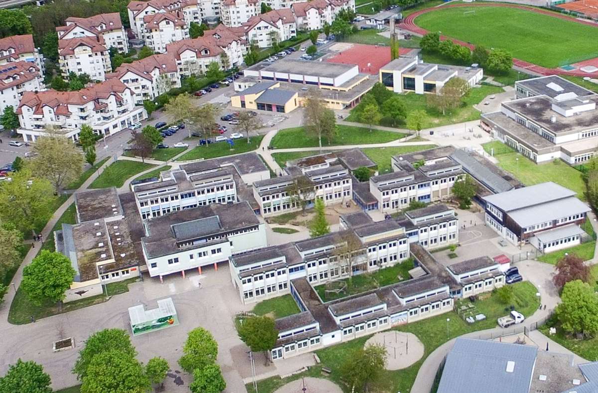 Das Schulgelände mit Gemeinschafts- und Förderschule an der Jahnstraße. Im Hintergrund ist die Realschule Weil der Stadt zu sehen. Foto: Kreiszeitung Böblinger Bote/Thomas Bischof