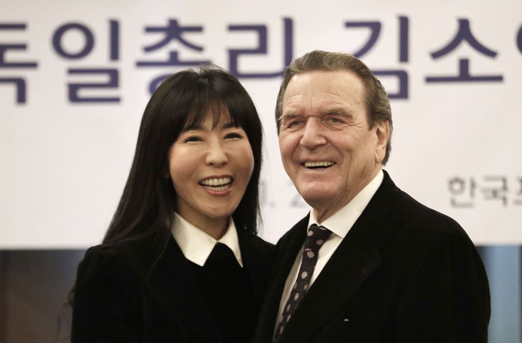 Inzwischen ist Gerhard Schröder zum fünften Mal verheiratet – mit der koreanischen Wirtschaftsexpertin So-yeon Kim.