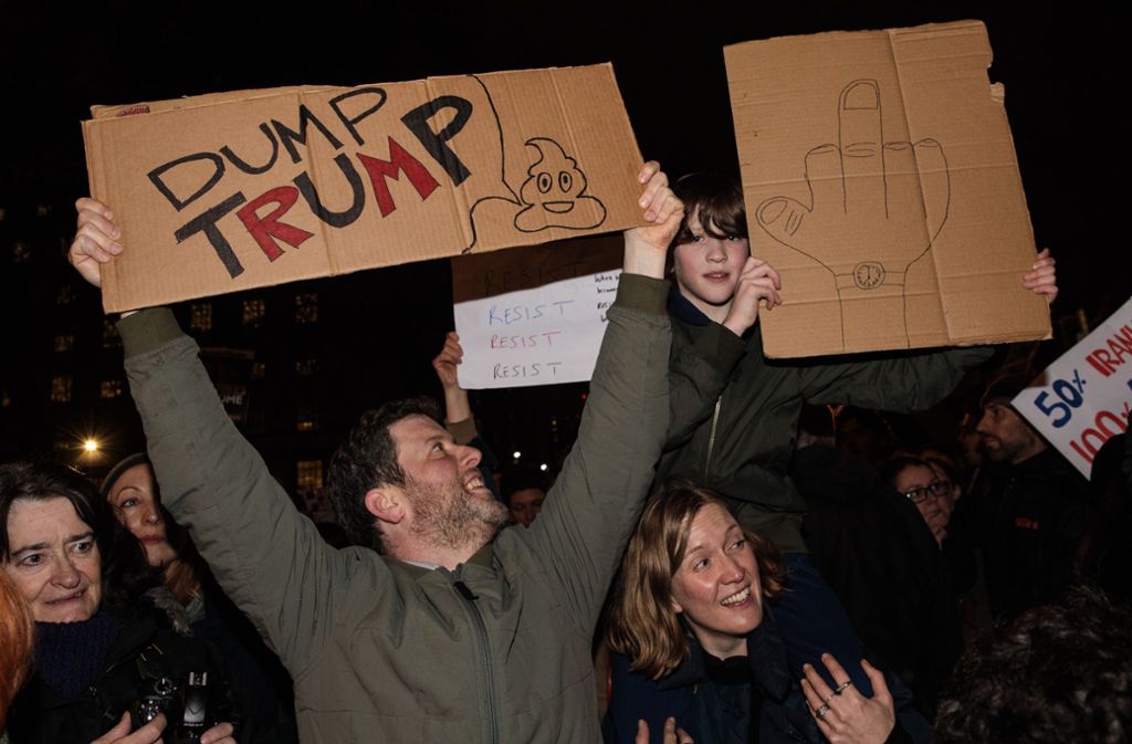 Demonstranten in Großbritannien positionieren sich klar gegen Donald Trump.