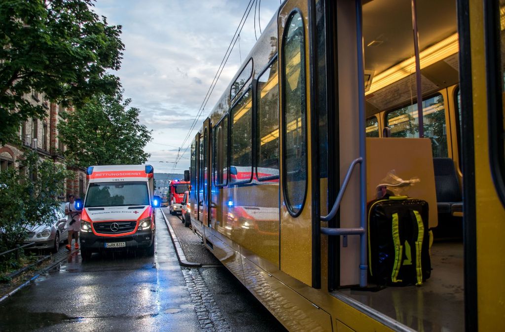 Ein elf Jahre alter Junge ist in Stuttgart von einer Stadtbahn erfasst worden.