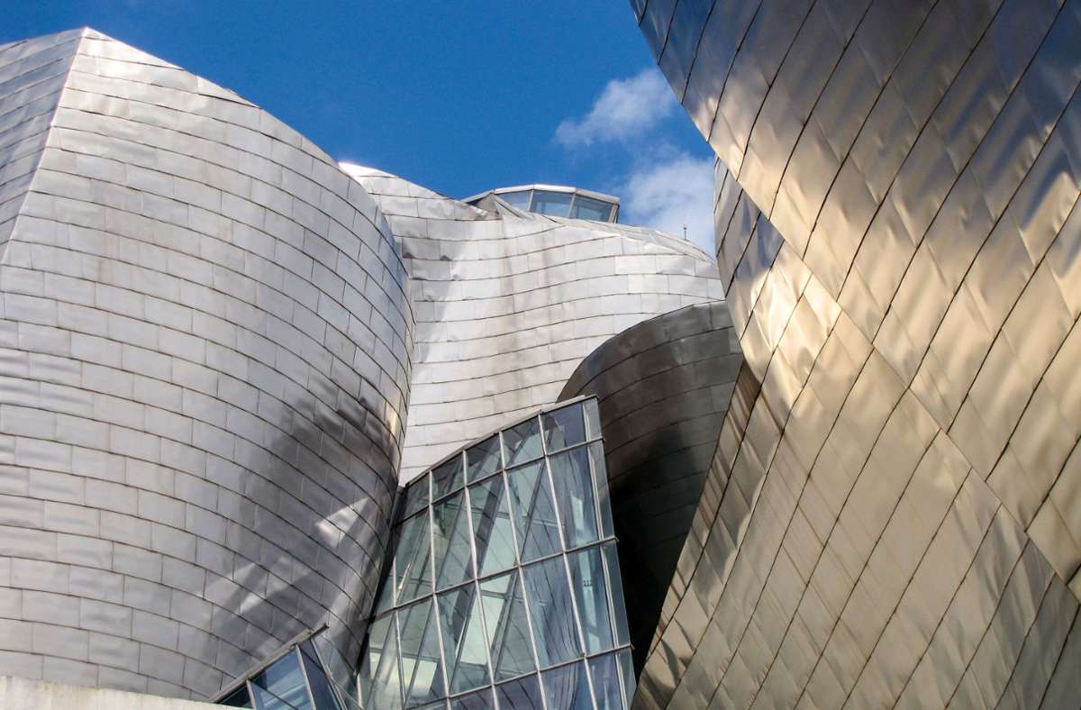 Schindeln auf der Außenhaut geben durch sich wandelnde Lichtreflexionen Frank O. Gehrys Bau ein immer neues Aussehen.