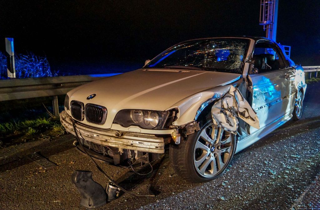 Die 27-jährige BMW-Fahrerin hat auf der A81 in Richtung Heilbronn eine Panne und stellt ihren Wagen auf dem Seitenstreifen ab.